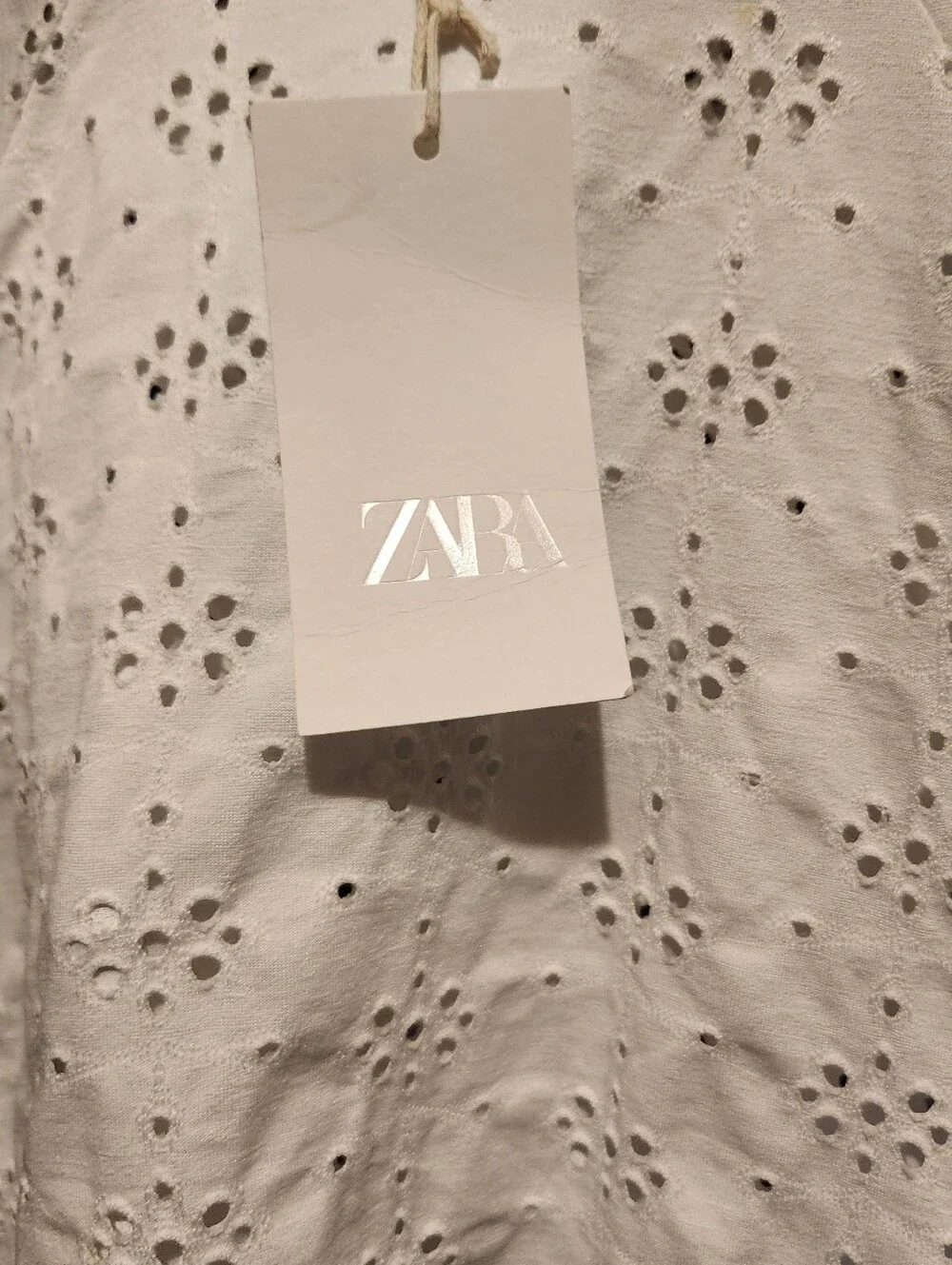 NWT Zara SIZE MEDIUM White Eyelet Puff Sleeve Top